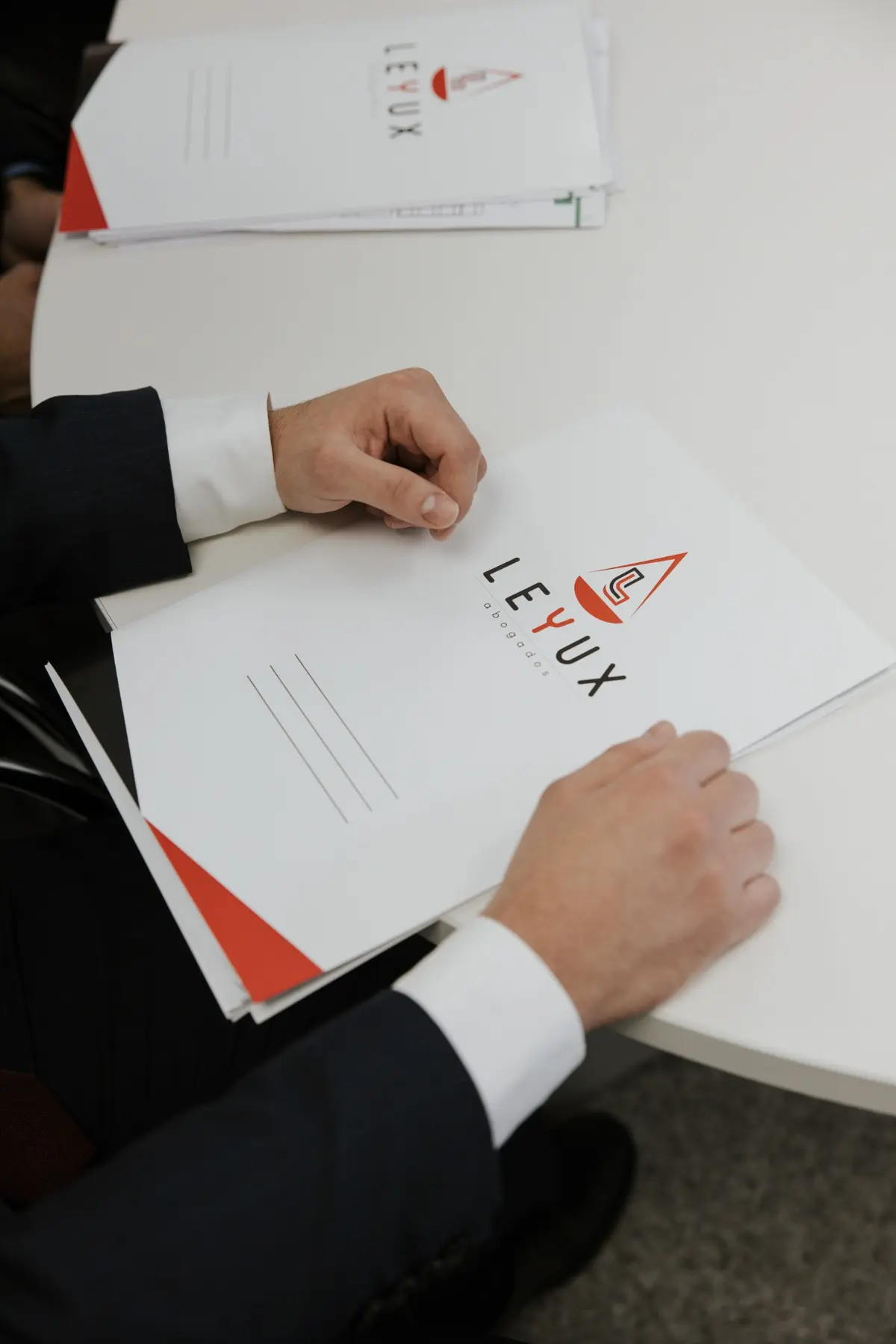 Documentación corporativa de Leyux Abogados